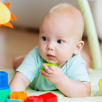 Idee-gioco per neonati: la soluzione è più vicina di quanto pensi.