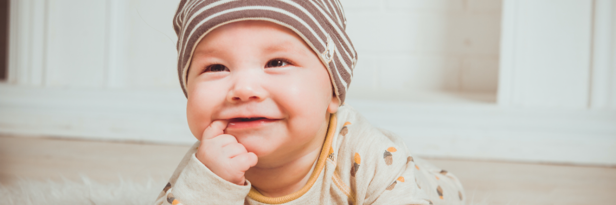 I primi denti del bambino: sintomi e rimedi per il dolore