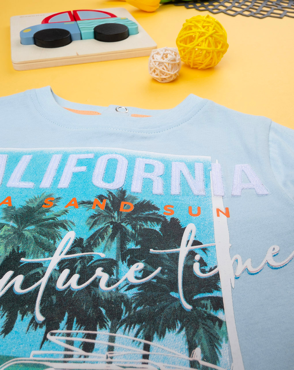 T-shirt bimbo azzurra "california" - Prénatal