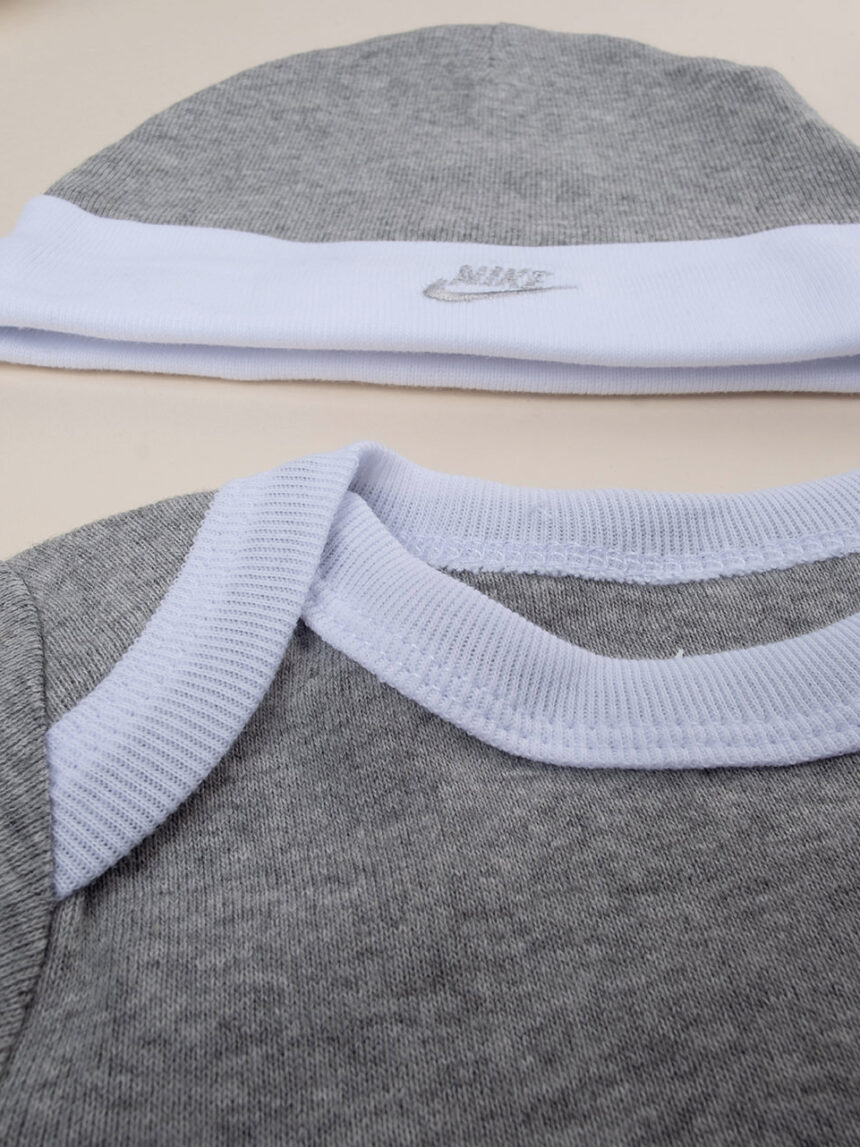 Set 3 pezzi nike unisex cappellino + body + scarpe grigio - Nike