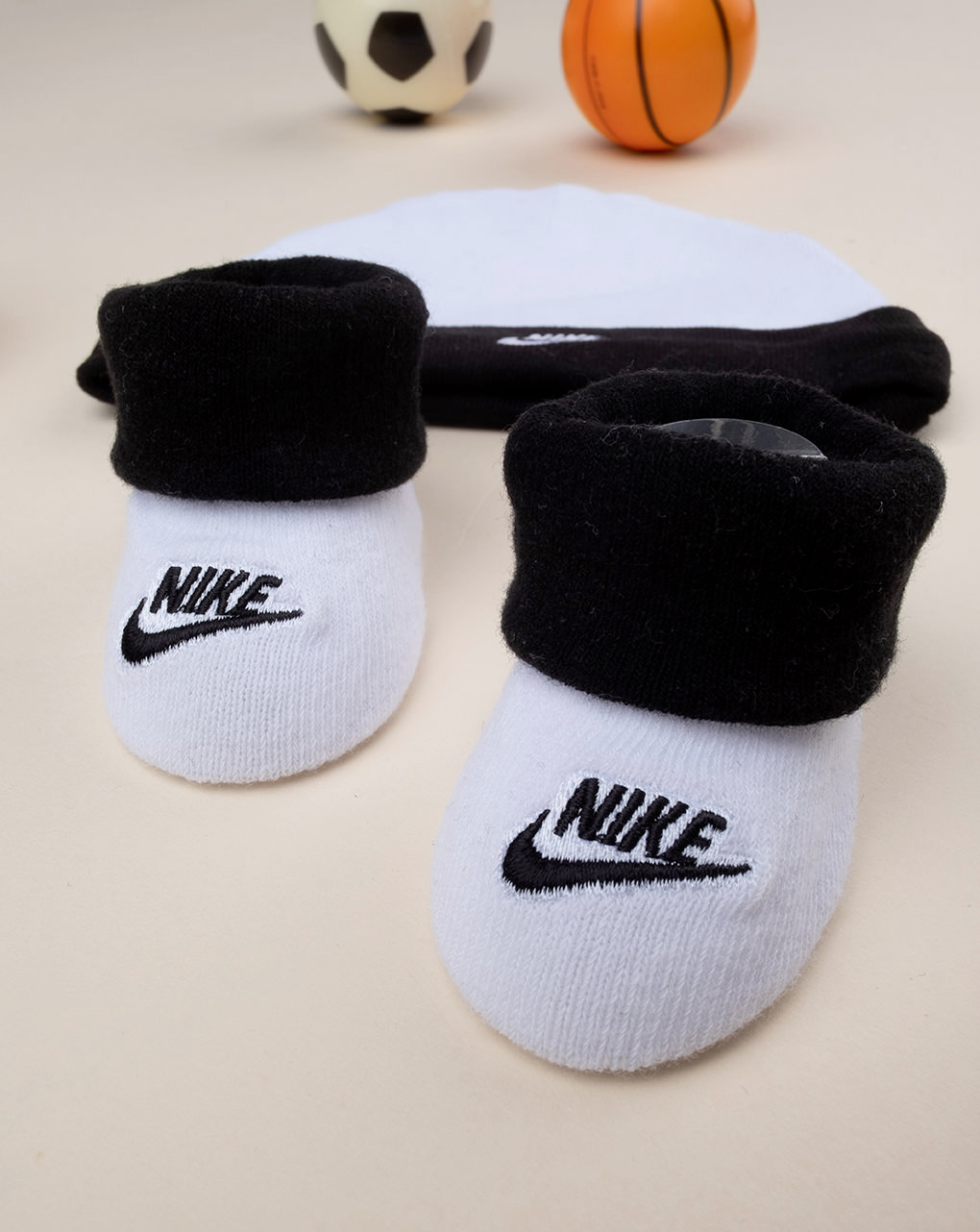 Set 3 pezzi nike cappellino + body + scarpe bianco e nero - Nike