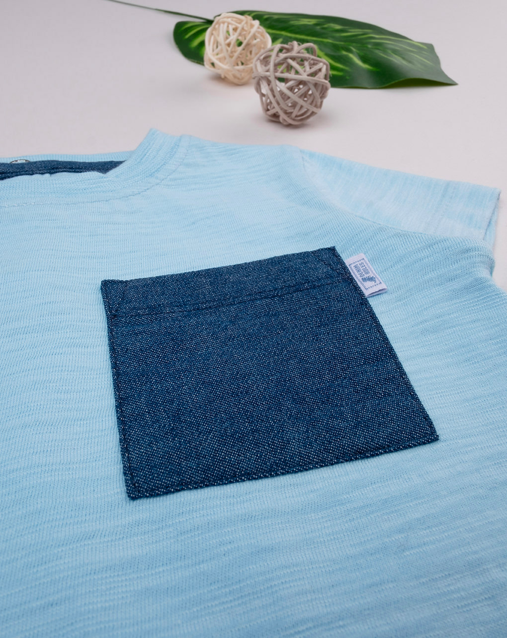 T-shirt bimbo azzurra con taschino - Prénatal