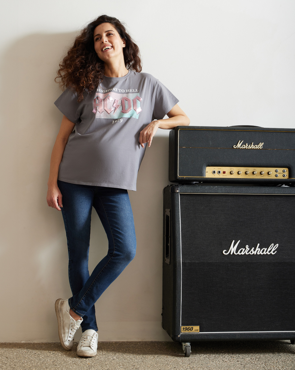 T-shirt mamma con stampa “acdc”