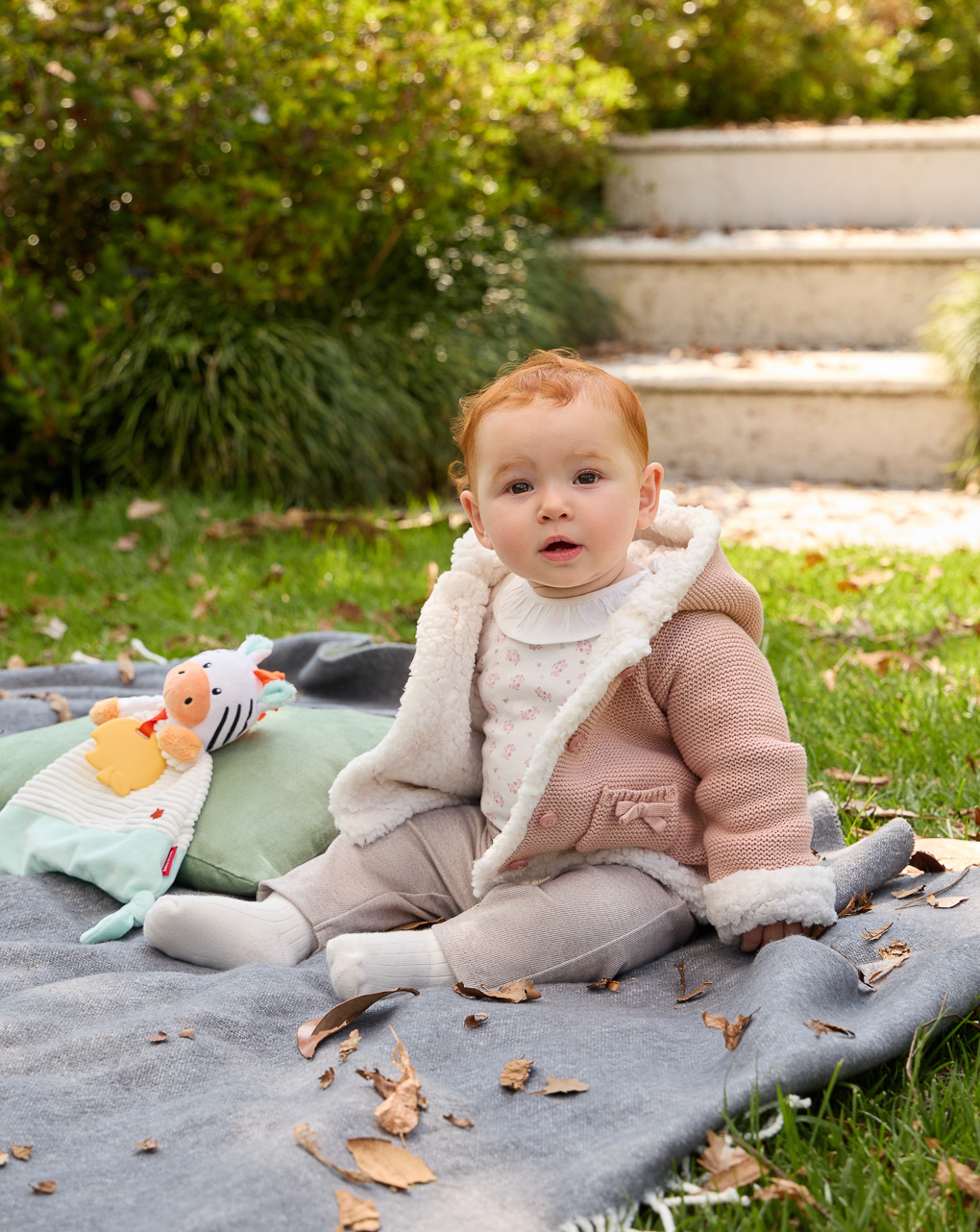 Cardigan rosa con cappuccio bimba