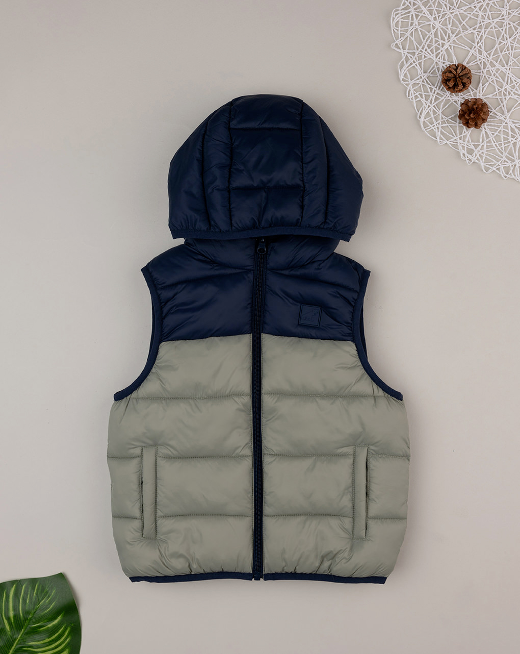 Gilet bambino beige e blu in nylon riciclato