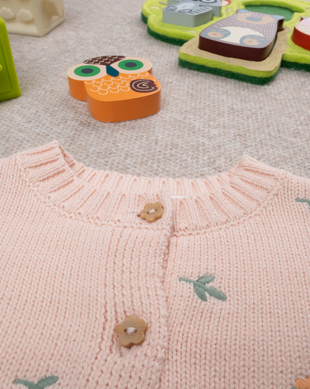 Cardigan bambina pesca con ricami