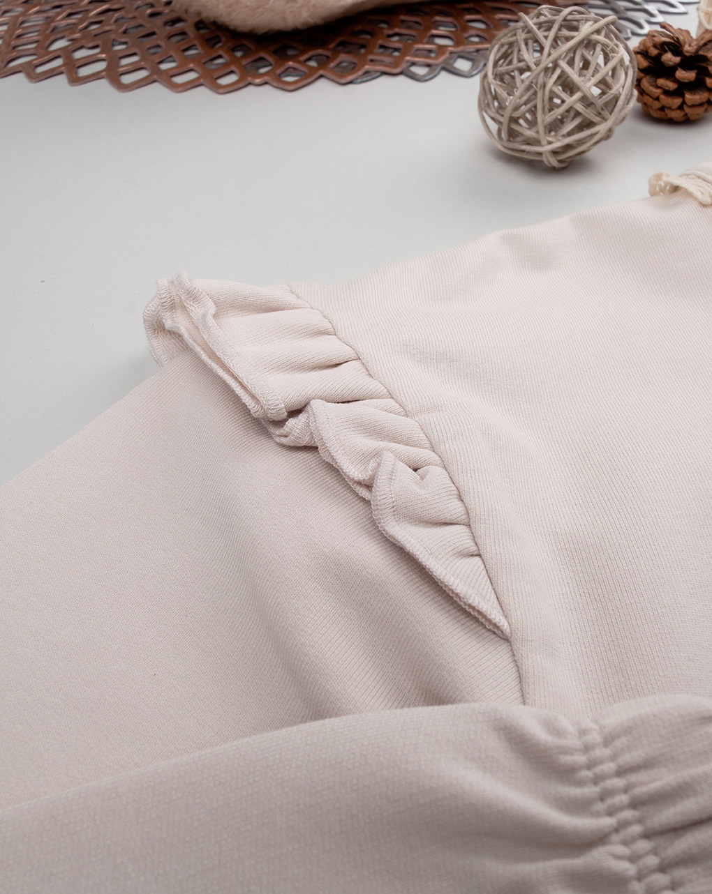 Maglia beige bambina fiori e rouches