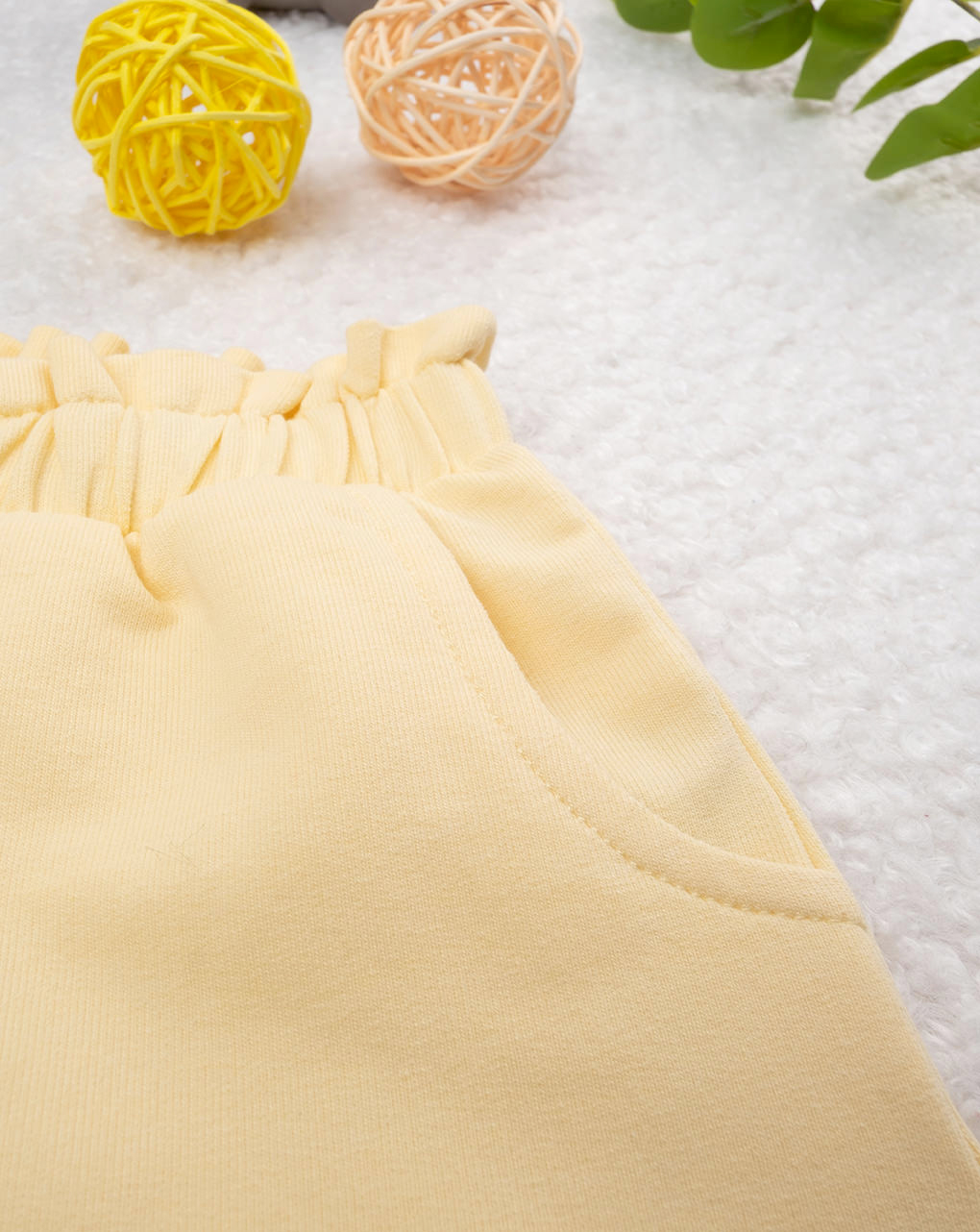 Shorts bimba giallo con fiocco