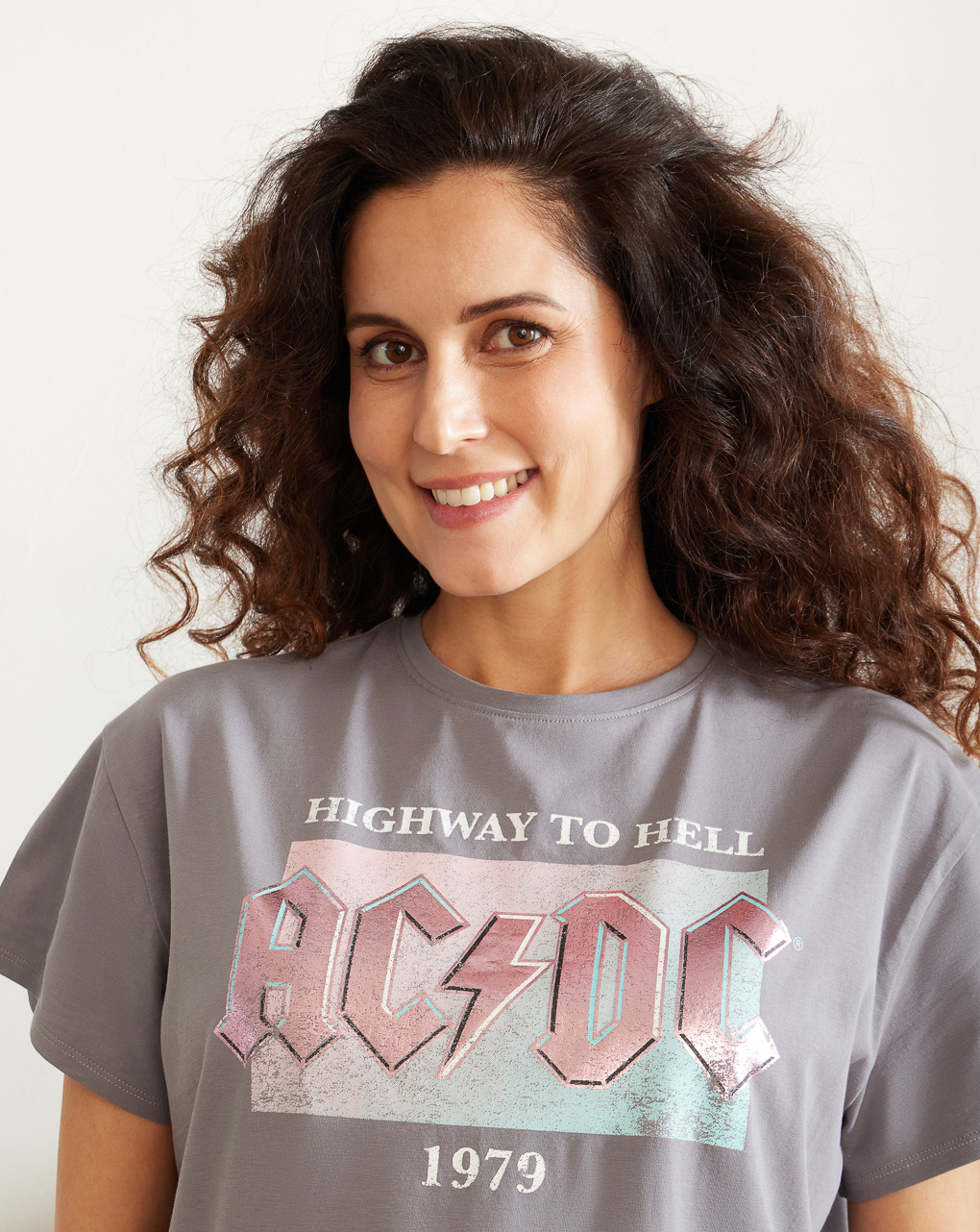 T-shirt mamma con stampa “acdc”