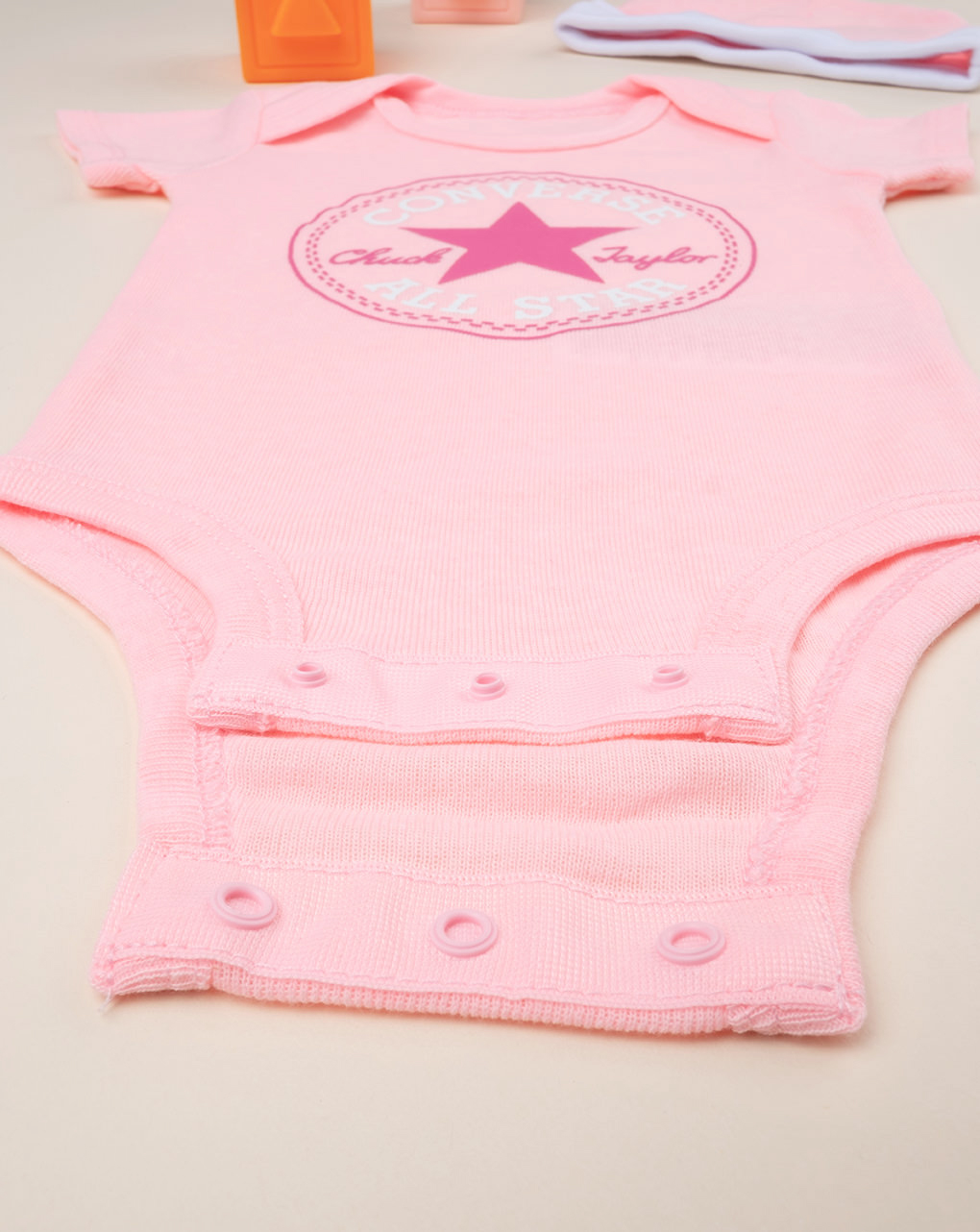 Set 3 pezzi converse neonata cappellino + body + scarpe rosa